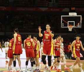 开云电竞官网入口-女篮惨败张子宇成唯一亮点！18分钟20+11统治内线 2.26米对抗超强