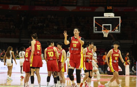 开云电竞官网入口-女篮惨败张子宇成唯一亮点！18分钟20+11统治内线 2.26米对抗超强